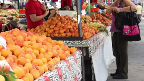 Kopen van vruchten op de traditionele markt — Stockvideo