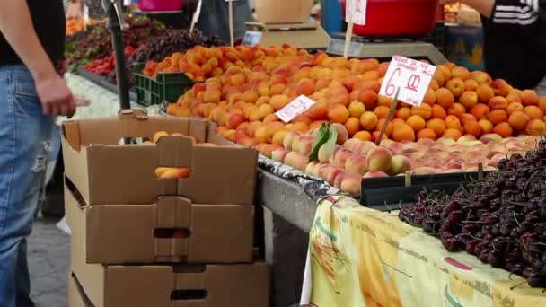 Compra de pêssegos — Vídeo de Stock