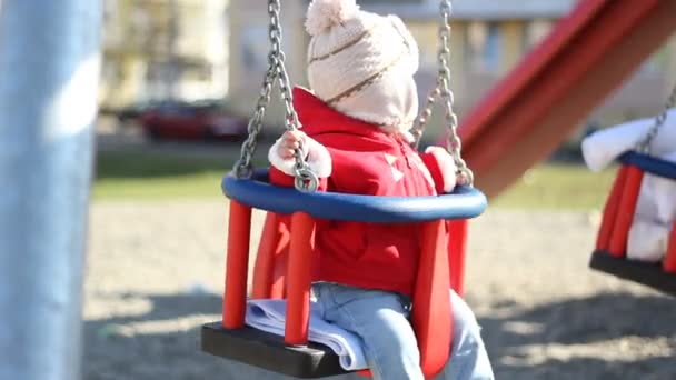 Niños Park Swing Time — Vídeo de stock