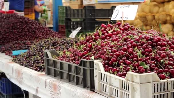 Cerezas en venta en el mercado — Vídeo de stock