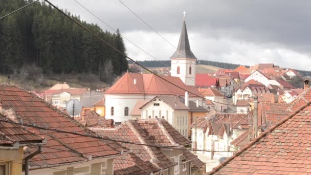 Kyrka i en bergsby — Stockvideo