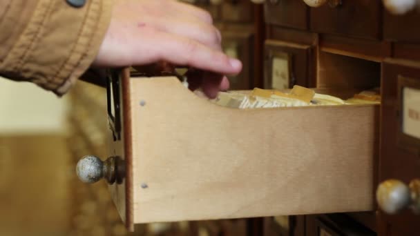 Cajón clásico de archivo de madera — Vídeos de Stock