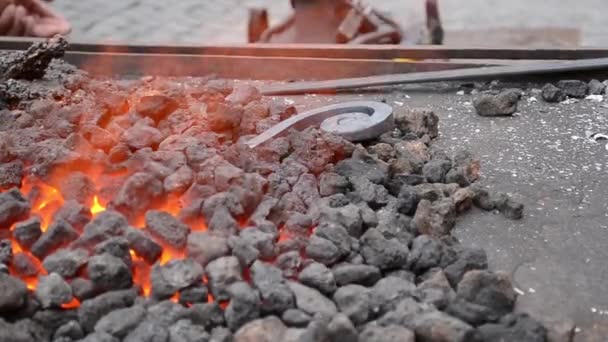 Уголь в огненной кузнице — стоковое видео