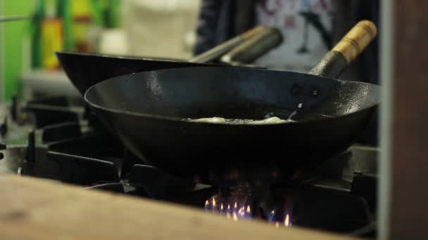 Kochen in schwarzer Pfanne — Stockvideo