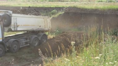 Damperli kamyon kaldırır
