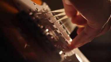 Elektro gitar dizeleri ve parmak
