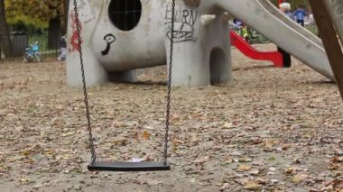 Playgound, boş salıncak