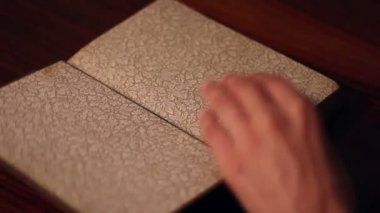 Kız eski bir sözlüğü açar