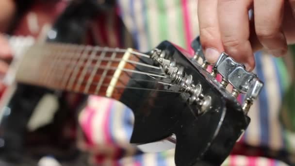 Guitarra elétrica sintonizar manualmente — Vídeo de Stock