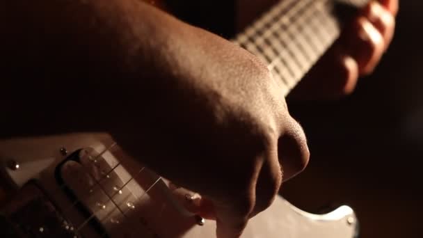 Электрическая гитара играет тенями — стоковое видео