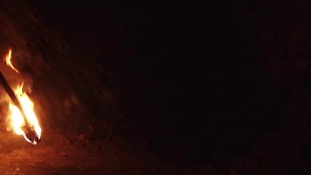 Explorateur illumine son chemin 