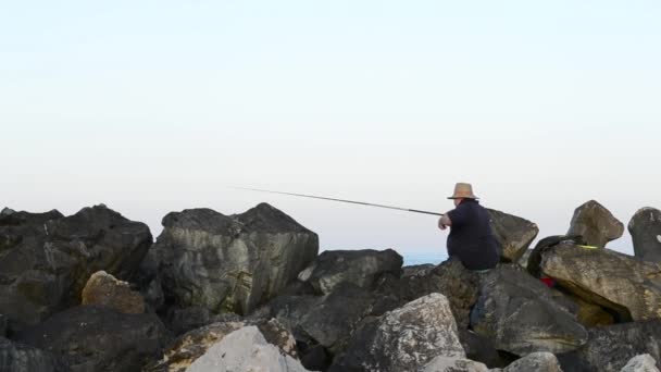 Pescatore lancia esca — Video Stock