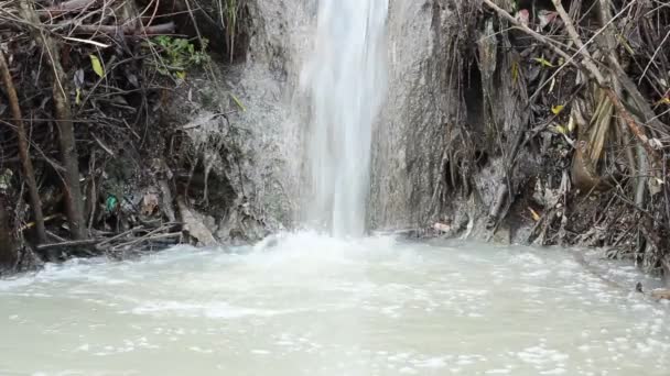 Schäumend verschmutztes Wasser — Stockvideo