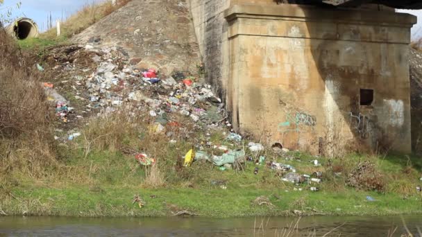 Σκουπίδια κατά μήκος του ποταμού — Αρχείο Βίντεο