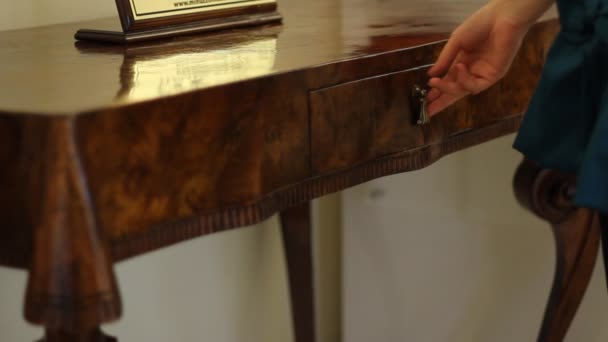 Menina abre elegante mesa gaveta — Vídeo de Stock