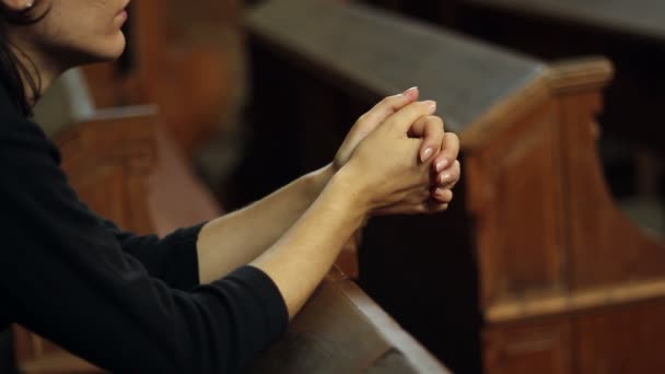 Girl Praying in Church — Stock Video