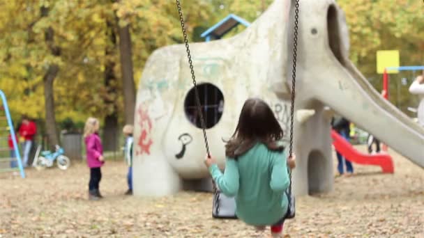 Meisje schommel op Speeltuin — Stockvideo