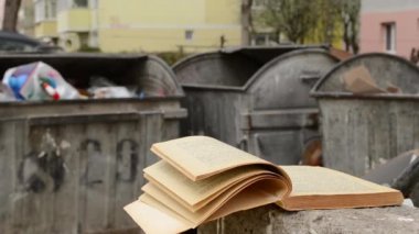 Sararmış kitap ve çöp