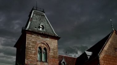 Perili Attic zaman atlamalı
