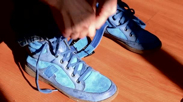 Ragazza allacciatura lacci delle scarpe da ginnastica — Video Stock