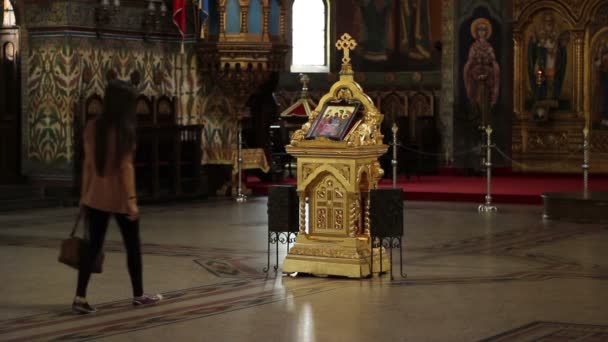 Meisje aanbidden in orthodoxe kerk — Stockvideo