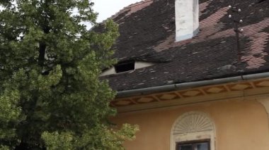 Tarihi bir ev açık pencere