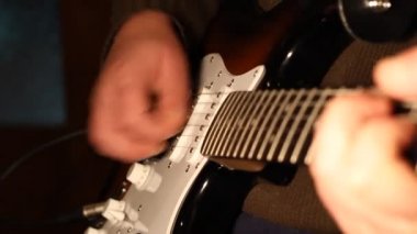 Elektro gitar çalmak melodi