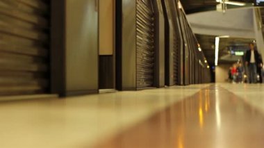 Yakın metro kapıları ve yola