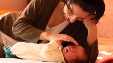 Anne bebeği şımartmak