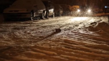 Gece sokak trafik kar yağdı.