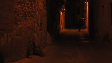 Gece Solitaire adam yürüyor