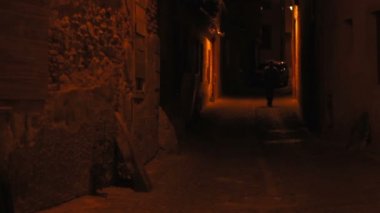 Gece Solitaire adam yürüyor