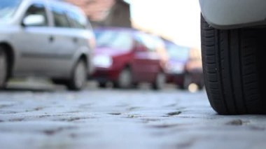 Sokak araba tekerlekleri döşeli