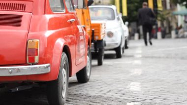İnsanlar geçen Retro arabaların