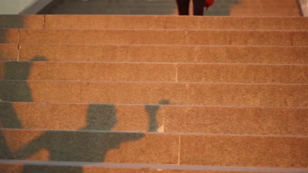 Kind spielt mit Schatten auf Treppe — Stockvideo