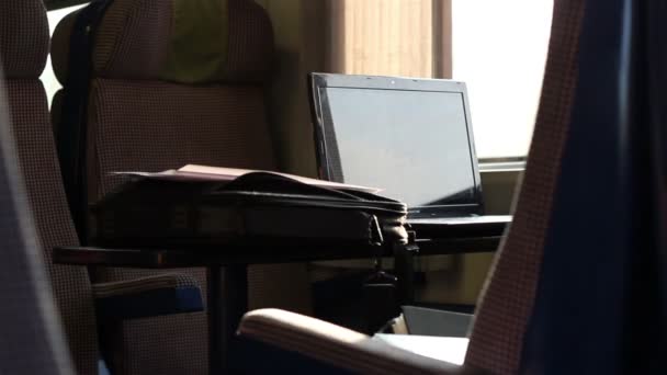 Laptop arbete på tåg — Stockvideo