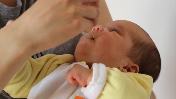 Küçük bebek alarak ilaç — Stok video