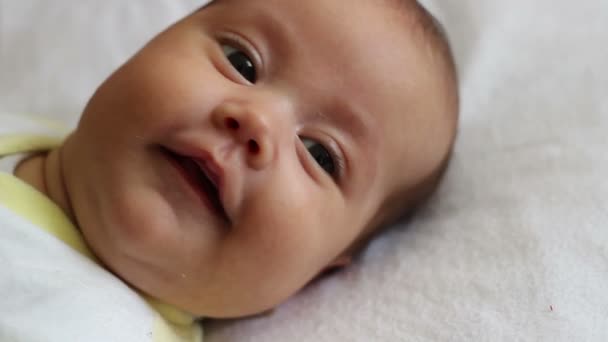 Pequeño bebé sonriendo — Vídeos de Stock