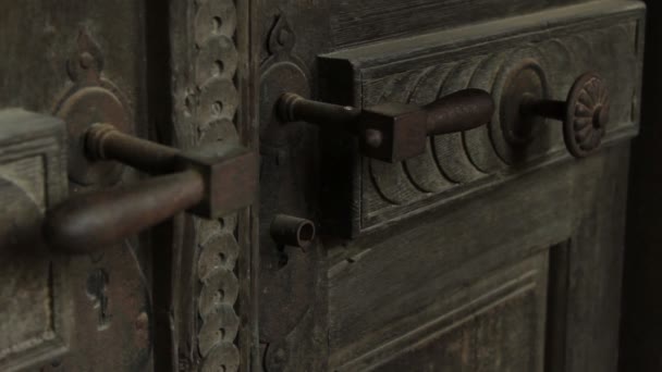 Zamčené dveře Rusty — Stock video