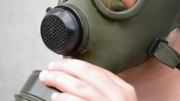 ガスマスクの男マウント空気フィルター — ストック動画