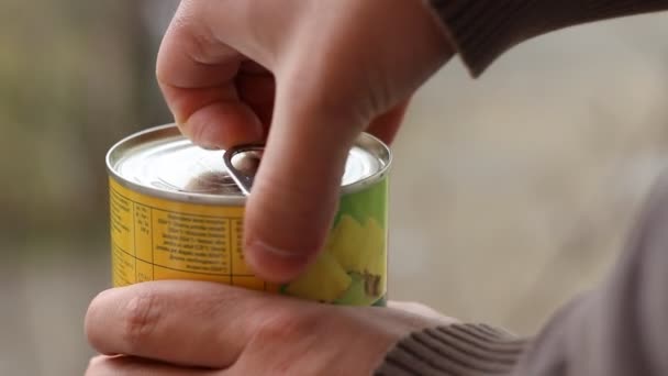 El hombre abre comida enlatada — Vídeo de stock