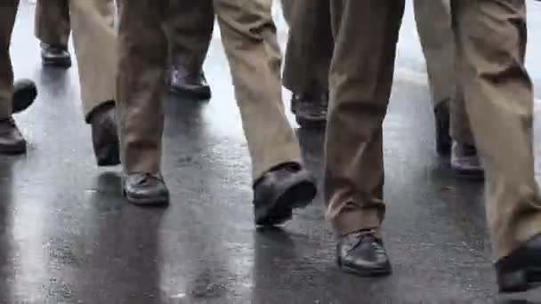 Hombre caminando en zapatos — Vídeo de stock