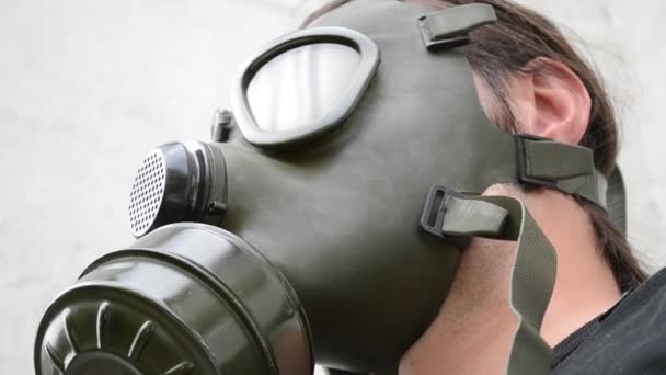 Man med gasmask nickar — Stockvideo