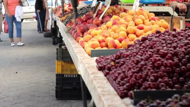 Рыночные плодовые ларьки — стоковое видео