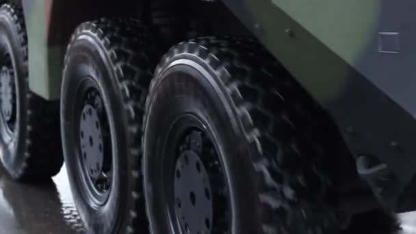 Militaire Truck wielen — Stockvideo