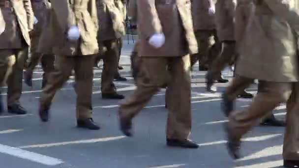 Militära Marchpast på nära håll — Stockvideo