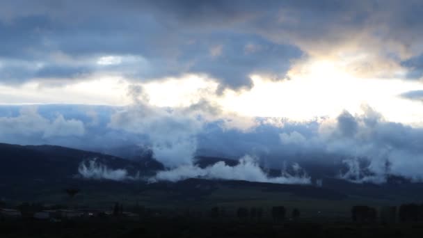 Nebel am Stadtrand — Stockvideo