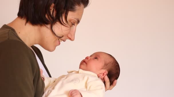 Madre jugando con su pequeña hija — Vídeos de Stock