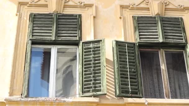 Vieilles fenêtres endommagées 