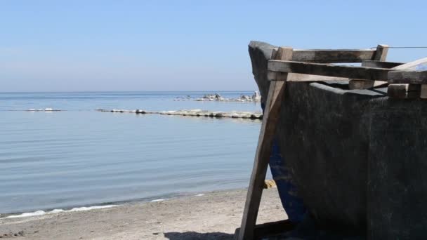 Antiguo barco vista a la orilla del mar — Vídeos de Stock